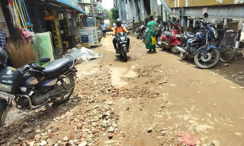 &nbsp;Tambaram commuters want NH service road relaid