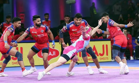 Jaipur's Ali Samdi goes for a raid against UP Yoddhas&nbsp;