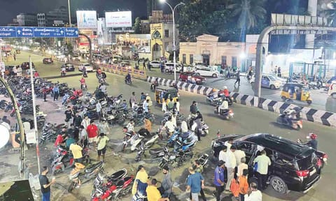 It is total mess on Anna Salai near the GP Road junction with haphazard parking of vehicles near the restaurants after 7 pm every day