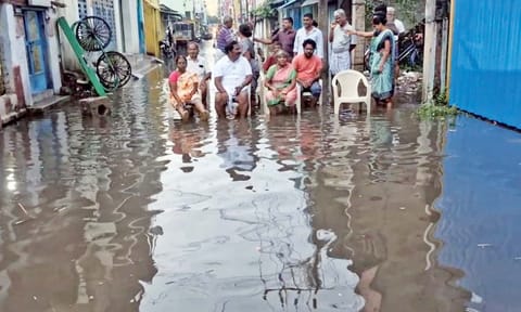 Residents in Thumbavanam Arunachalam Street, Kancheepuram, sat in knee-deep water and refused to leave on Wednesday&nbsp;