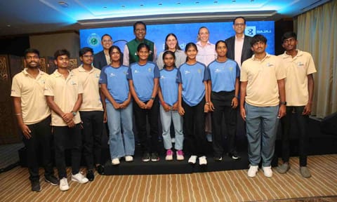 Vijay Amritraj and Sanjiv Bajaj with budding tennis players&nbsp;&nbsp;