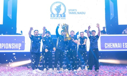 Players from BIG team celebrate with the trophy&nbsp;