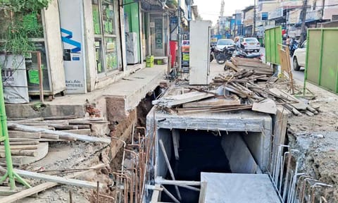 Construction of storm water drain has reduced the road width leading to traffic congestion during peak hours&nbsp;