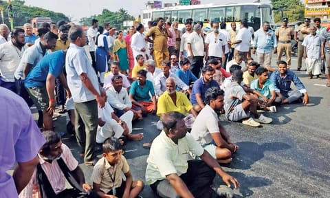 Residents block Tiruchy-Chennai bypass pressing the demand&nbsp;