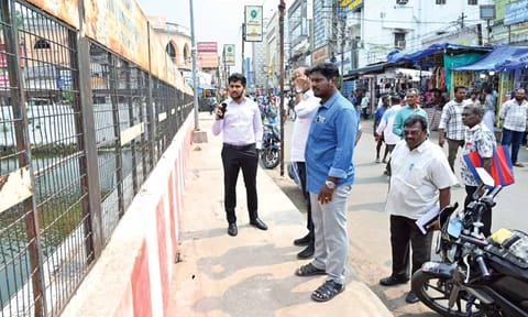Tiruchy Corporation Commissioner Madhubalan inspecting Teppakulam on NSB Road in Tiruchy on Friday
