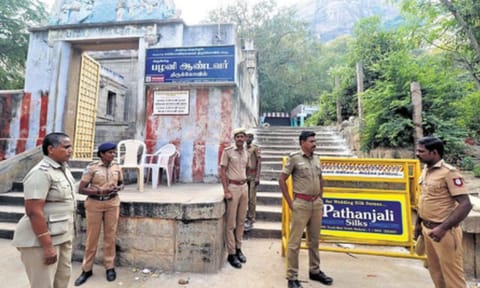 Police stationed outside the Thiruparankundram temple (IANS)&nbsp;