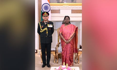Chief of the Army Staff, General Upendra Dwivedi, and President Droupadi Murmu at Rashtrapati Bhavan (x/@rashtrapatibhvn)&nbsp;