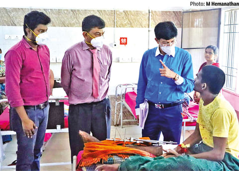 Tamil Nadu Health Secretary J Radhakrishnan interacting with one of the rescued patients at RGGGH