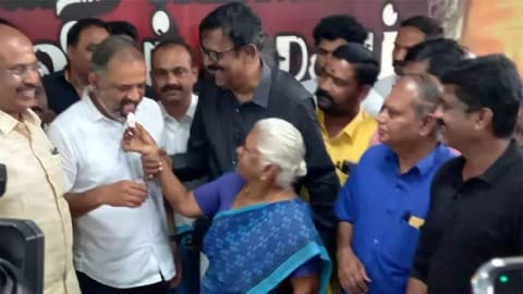 Arputhammal feeding cake to Perarivalan