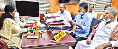 Hindu outfit members submitting petition to Mayiladuthurai Collector on Monday