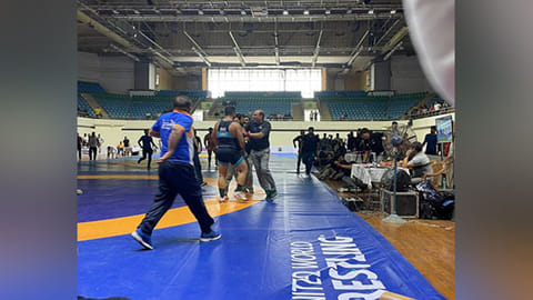 Wrestler Satender Malik assaulting referee Jagbir Singh