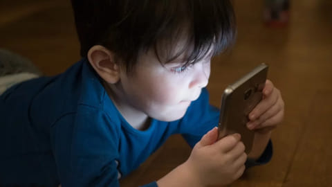 To avoid eye complication, experts suggested to adjust lighting in the room and experiment with raising the contrast on the screen.