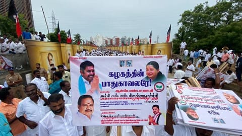 An EPS supporter holding a placard with slogan supporting the leader.