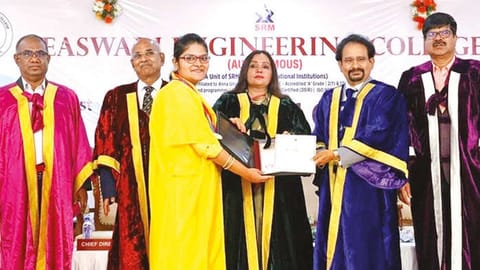 Dr Mamta Rani Agarwal, Advisor I, AICTE, New Delhi and Dr R Shivakumar, Chairman, SRM Group of Institutions, Ramapuram and Tiruchy presenting the degrees to students of Easwari Engineering College