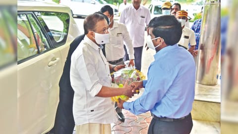 Tiruchy Collector M Pradeep Kumar welcoming Union Minister of State for External Affairs V Muraleedharan at the Circuit House on Saturday.