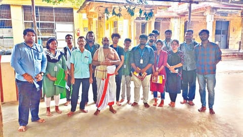 The students and faculty at Eri Katha Raamar Temple in Madurantakam during their study.