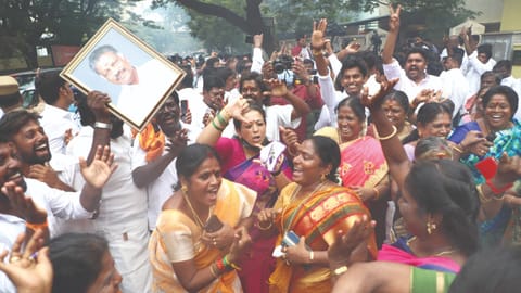 The judge also pointed out that the differences between the two leaders affected the party cadre in the recently held local body elections.