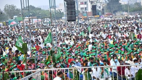 Farmers holding green colour flags and raising slogans of 'Jai Amaravati'