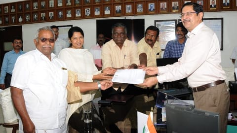 Kanimozhi submits memorandum to SR's general manager