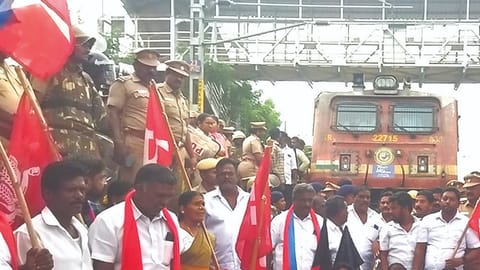 1,000 held for staging rail roko in Tiruvarur, Nagai