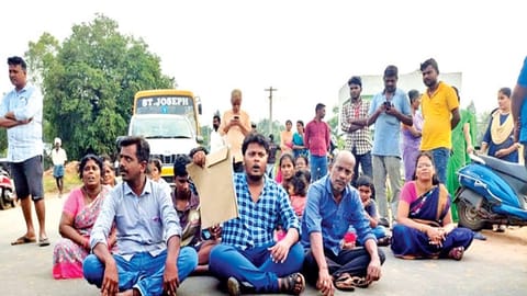 Relatives of victim Kesavan blocking traffic on Tiruvallur - Sriperumbudur Highway