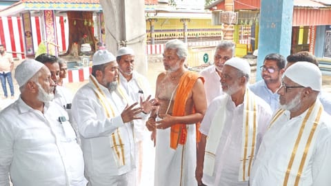 Members from Coimbatore District Federation of All Jamaat and Ulemas being received at Kottai Eswaran Temple by the priests and
temple authorities in Coimbatore on Thursday