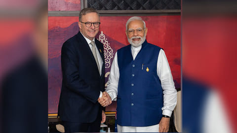 (L) Australian Prime Minister Anthony Albanese and Indian Prime Minister Narendra Modi(R)