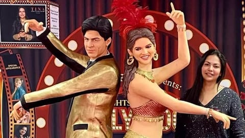 Cake of Deepika and SRK's signature pose
