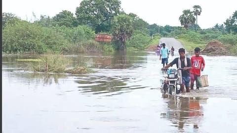 Two low-level bridges submerge in Chengalpattu villages