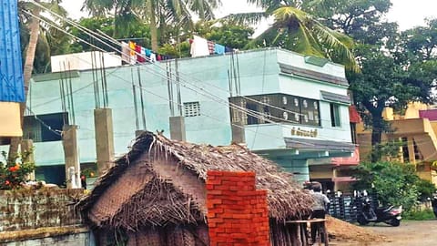 The unattended low hanging electric wires at Karthikeyapuram in Madipakkam