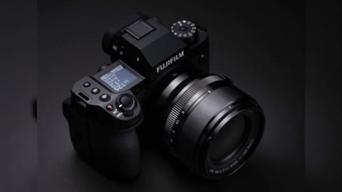 The X-H2 equips the new back-illuminated 40.2 MP 'X-Trans CMOS 5 HR sensor' and the high-speed 'X-Processor 5'