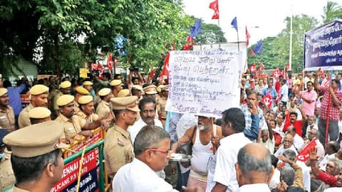 Transport Corporation workers? union members clash with police while picketing the corporation?s head office