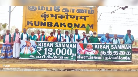 The group of farmers travelling to Chhattisgarh from Kumbakonam on Monday.