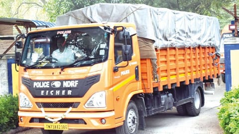Rescue equipment of NDRF being brought in