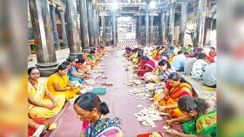 Volunteers counting collections from the hundis in Arulmigu Arunachaleswarar Temple premises in Tiruvannamalai