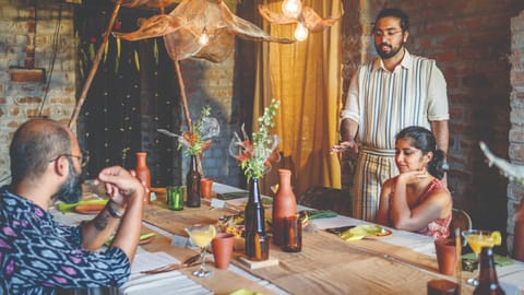 Sanjana, Akash and Darshini, the brains behind Vizha Medai, do projects and experiments to explore and learn about food, clothing and design