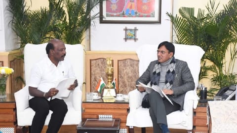Ma Su in discussion with Mansukh Mandaviya