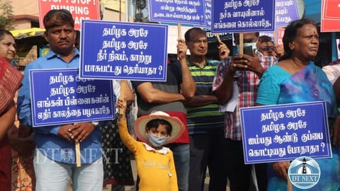 Protestors holding placards with slogans to gain government's attention on pollution