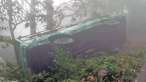 The bus that has overturned in Sirumalai