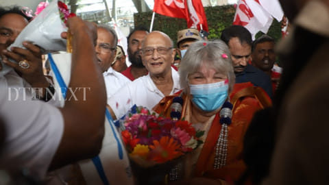 Che Guevara's daughter was accorded a warm welcome at the airport
