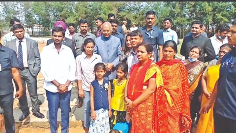 Former President Kovind with visitors at Mahabalipuram on Tuesday