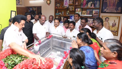 Stalin pays last respects to Vani Jaira