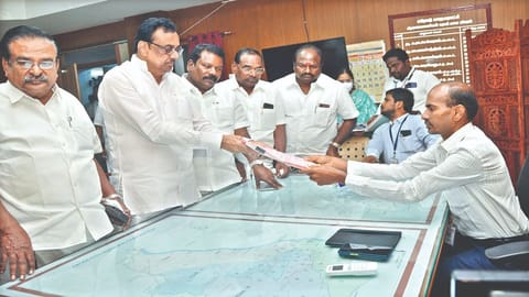 EVKS Elangovan files nomination for bypoll