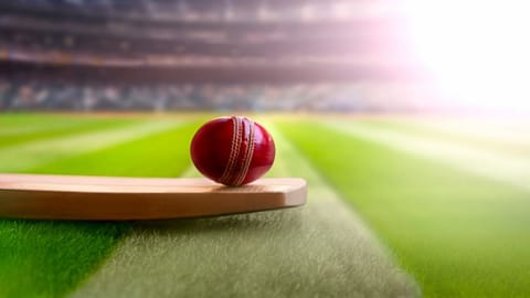 In an act of bravery, Vihari bats left-handed