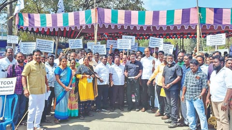 Tamil Nadu Cable TV Operators Public Welfare Association members protest at old bus stand in Chengalpattu on Friday