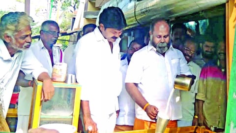 AIADMK ex-minister RB Udhayakumar donning the role of tea master at a shop in Erode while campaigning on Wednesday
