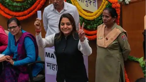 AAP Mayor candidate Shelly Oberoi flashes victory sign after casting her vote during the election of Mayor and Deputy Mayor of MCD.
