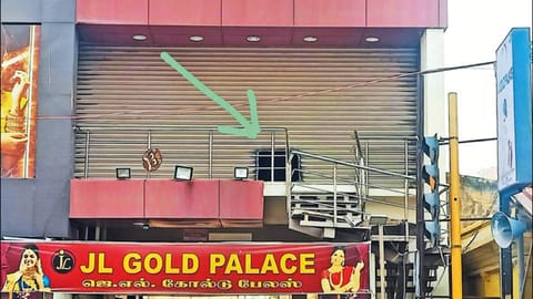 At least 9 kg gold worth Rs 4.5 crore and Rs 20 lakh worth diamonds along with cash were looted from JL Gold Palace
