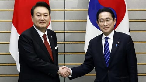 South Korean President Yoon Suk Yeol and Japanese Prime Minister Fumio Kishida