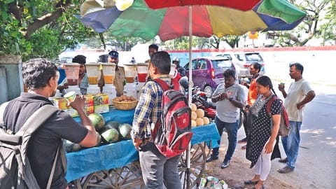 Roadside juiceshops are popular among denizens.